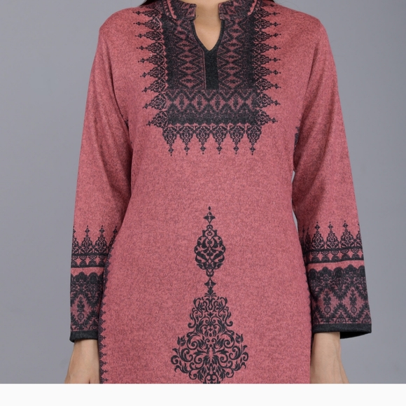 Pink woolen kurta set - Picture 2 of 4